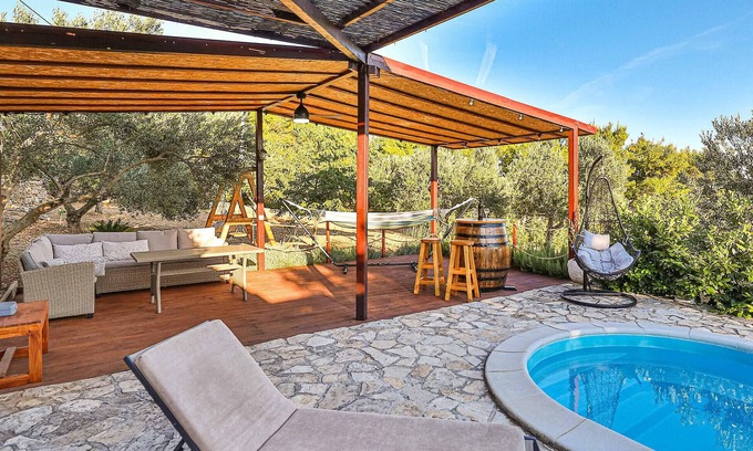Kastel Kambelovac House | Lovely home in Kastel Kambelovac