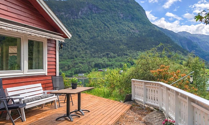 Hoyanger House | Lovely home in Bjordal with kitchen