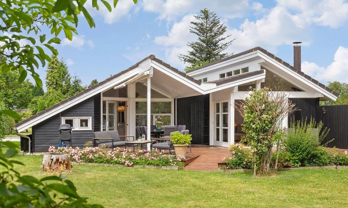Dronningmolle House | Lovely home in Dronningmølle with WiFi