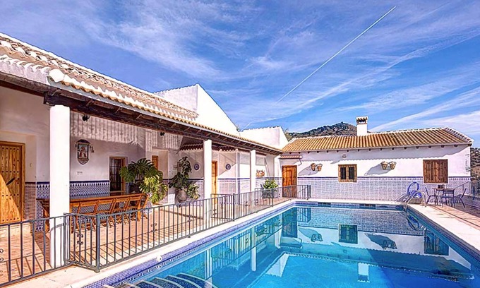 Iznajar House | Lovely home in Iznajar with WiFi