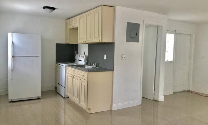 Middle River Terrace Cottage | Lovely home near Wilton Manors, Las Olas & Beach