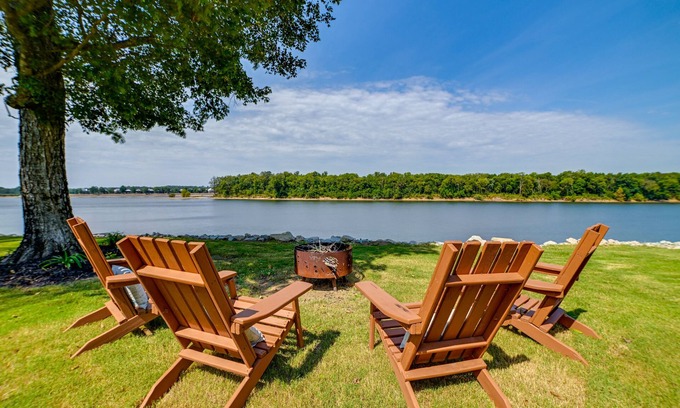 Olivehill Apartment | Lovely Lakefront Apartment w/Boat Ramp Access