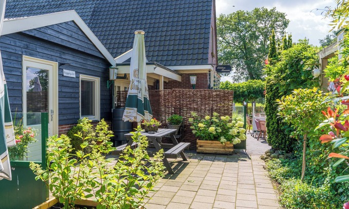 Hellendoorn House | Lovely new flat with garden and conservatory