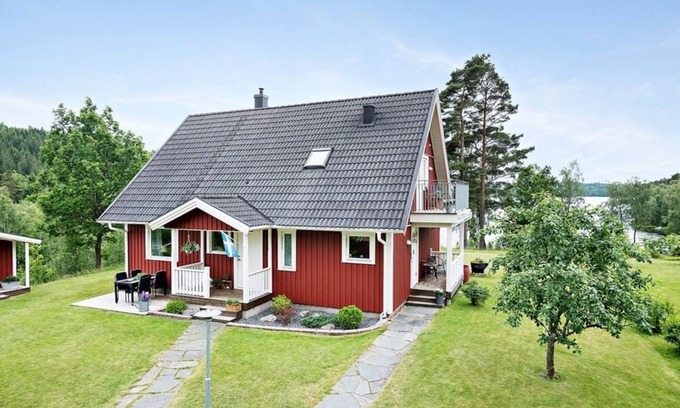 Overlida House | Lovely quiet house by the lake