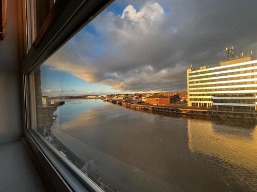 Great Yarmouth Apartment | Lovely, Sleeps 6, Riverside Views, Parking, GY