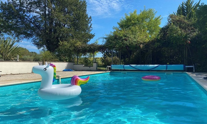 Allemans House | Lovely stone country house on a four-hectare estate with swimming pool & jacuzzi