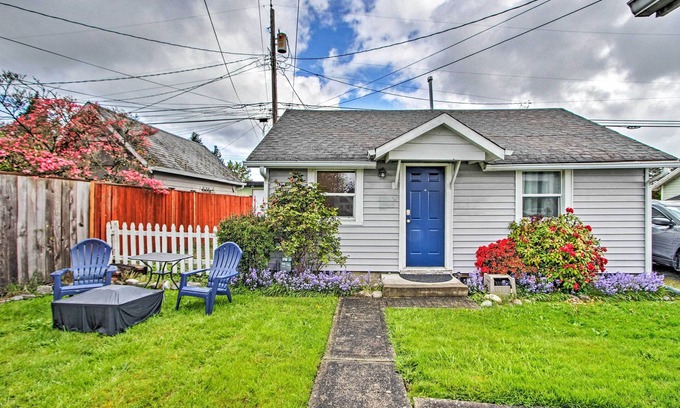 Central Tacoma Cottage | Lovely Tacoma Cottage w/Fire Pit, Near Dtwn!