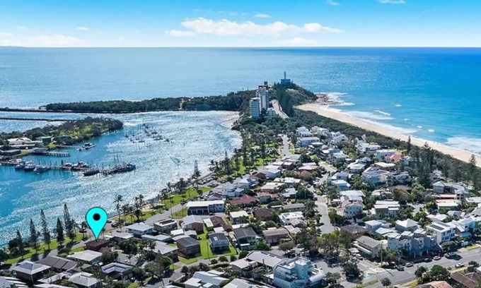 Buddina House | Lovely Waterfront Beach House, Pet-Friendly