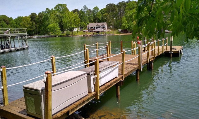 Mount Mourne House | Lovely well-equipped home with waterfront access close to fun and shopping.