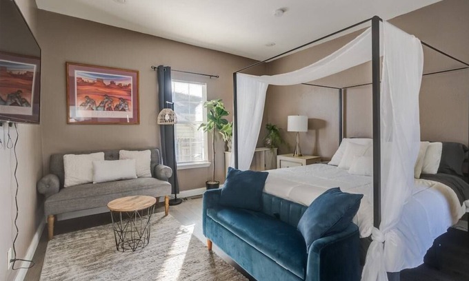 Crestwood Apartment | Loveshack near plaza district