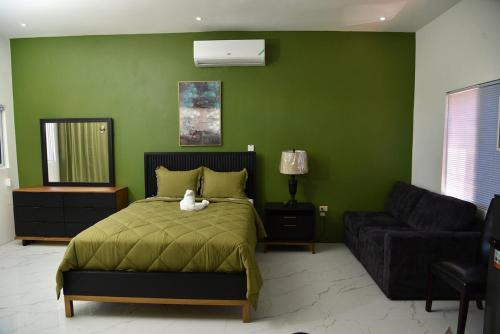 Montego Bay Apartment | LS Stonethrow - Emerald Cottage
