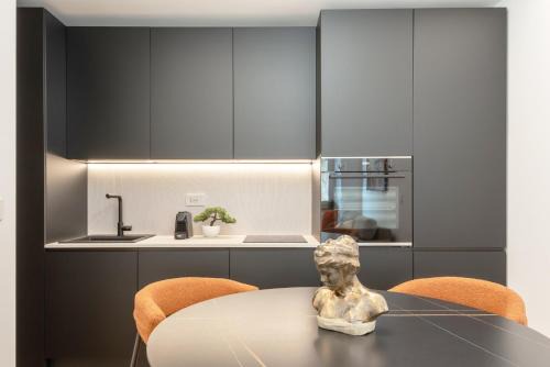 Genoa Historical Centre Apartment | Luccoli17 - Elegant City Escape with WiFi 1Gbps, Elevator, AC - Genoa Historical Center