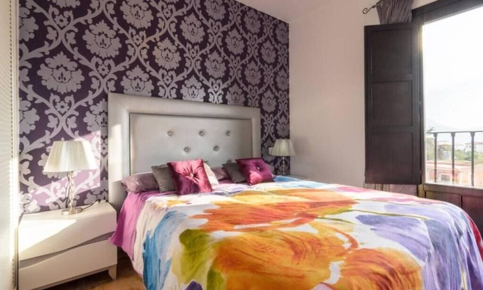 Velez de Benaudalla Apartment | Lujoso Apartamento Climatizado con Tres Piscinas, Parking Gratuito e Internet