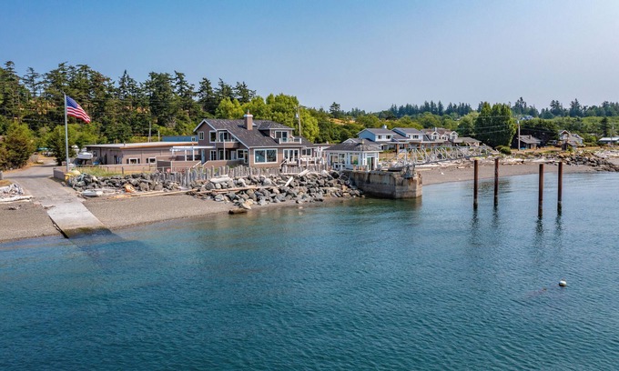 Lummi Island House | Lummi Island Waterfront Home + Boat Ramp + Bay Views