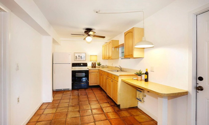 Southwest Coconut Grove Apartment | Lush Coconut Grove apartment