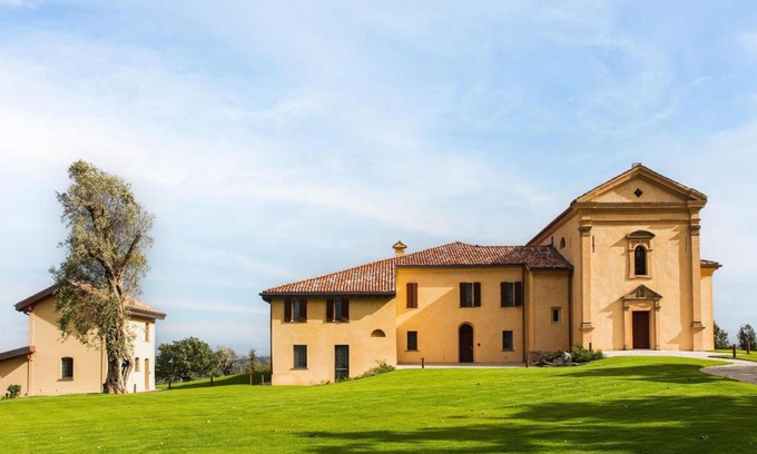 Castel San Pietro Terme House | Lush holiday home in Varignana with bubble bath