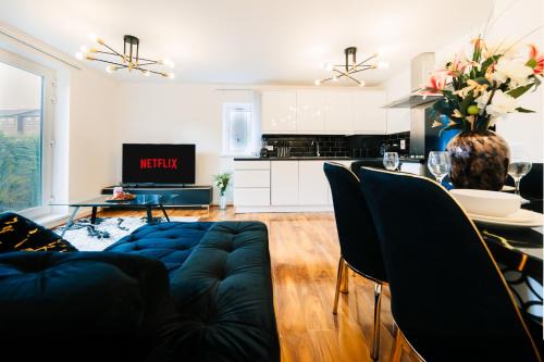 Glyndon Apartment | LUX 2BDR Flat in Woolwich I 2 Stops to Canary Wharf & Excel I Free Parking