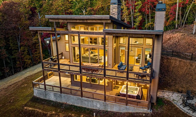 Morganton Ski Chalet | Lux Mountain Chalet - Hot Tub, Fire Pit, Game Room, Pool Table, Wi-Fi & more!