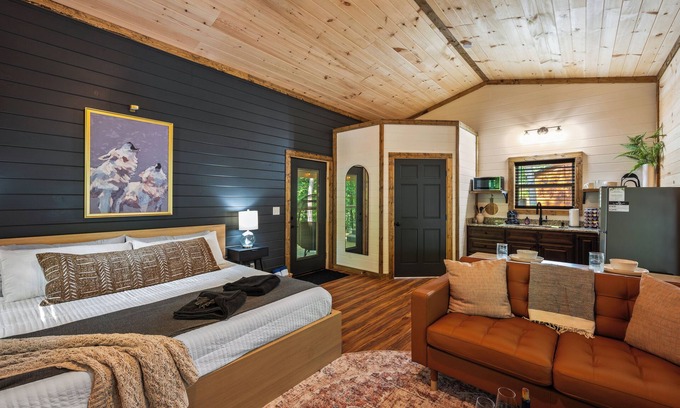 Sevierville Cabin | Lux Romantic Cabin I King Bed I Hot Tub I Fire Pit I Fast WiFi
