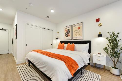 East Liberty Apartment | LUX Studio King Bed Free Parking PITT CMU