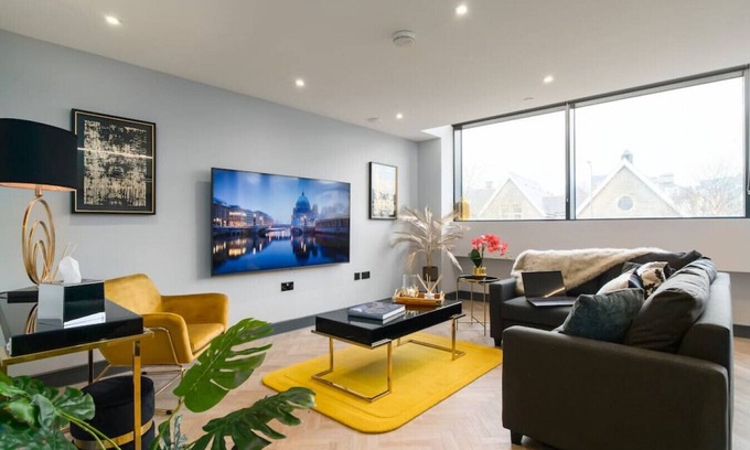 Penarth Apartment | Luxe 2 Bed Duplex Apt w/Balcony, Gym & Parking