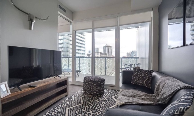 Church and Wellesley Apartment | Luxe 3BR Apt with GYM and Pool near Allan Gardens