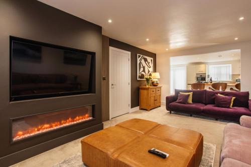 Newlyn House | Luxe Detached 3 Bed Luxe House on Exclusive Private Estate Close to Coast Free Hot Tub Sleeps 6 Private Parking for 2 Cars