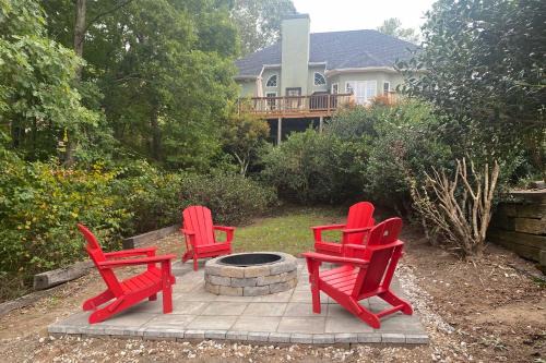 Appling House | Luxe Lake House with Pool and Dock on Deep Water Cove!