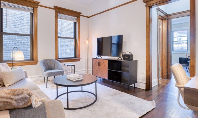 Wrigleyville Apartment | Luxe Lakeview 3BR near Wrigley Field, 1 block to Red Line, by Blueground
