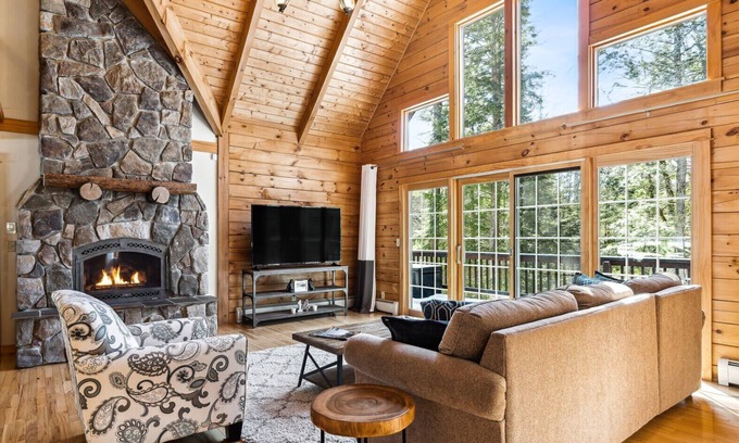 West Hartford House | Luxe Log Cabin, Summer Comfort - Cabin Fever