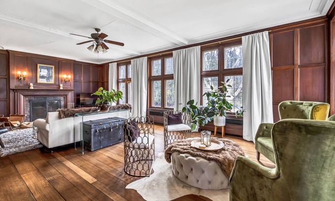 Sheboygan House | LUXE Manor with Modern, Elegant Vibes