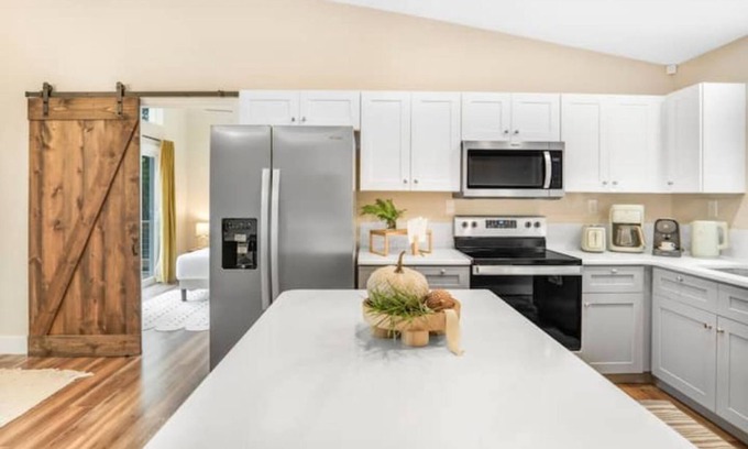 Old Fort House | Luxe Modern Cabin outside Asheville with Glamping