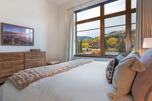 Avon House | LUXE Riverfront Mountain Retreat Walk to Gondola