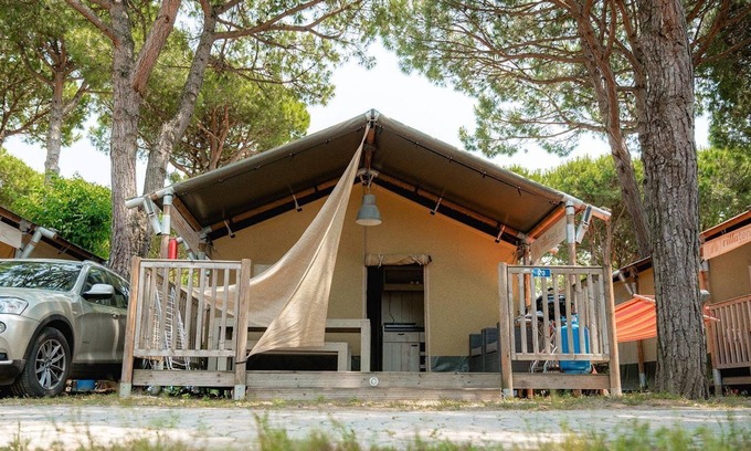 Cavallino-Treporti Ski Chalet | Luxe Sanitary 5 Pers. Villatent at Campsite Village Cavallino near at the beach