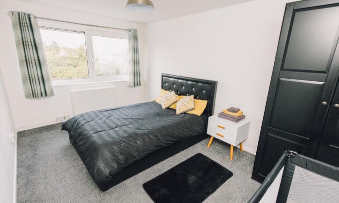 Luton Apartment | Luxe Spacious & Central 2Bed Luton Apartment - Free Parking - Free Wi-Fi - Near LTN Airport & L&D Hospital