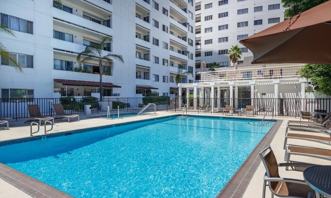 Hollywood Apartment | Luxe Studio in Full Service Hollywood Building