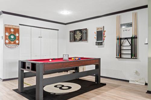 Detroit - Shoreway Apartment | Luxe Suite with Pool Table, King Bed, 3 TVs, & Free Parking