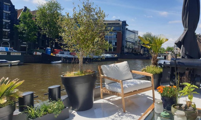 Nieuwmarkt en Lastage Boat Rental | Luxurious 110m² 3br Houseboat in Amsterdam Centre!