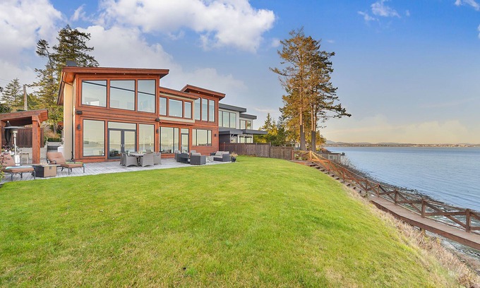 Sidney House | Luxurious 3 Bedroom Oceanfront Home with Spectacular Views