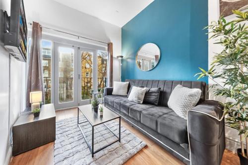 Kensington Apartment | Luxurious 3 Bedroom Flat with Balcony in Kensington for 7 Next to Station Near Harrods