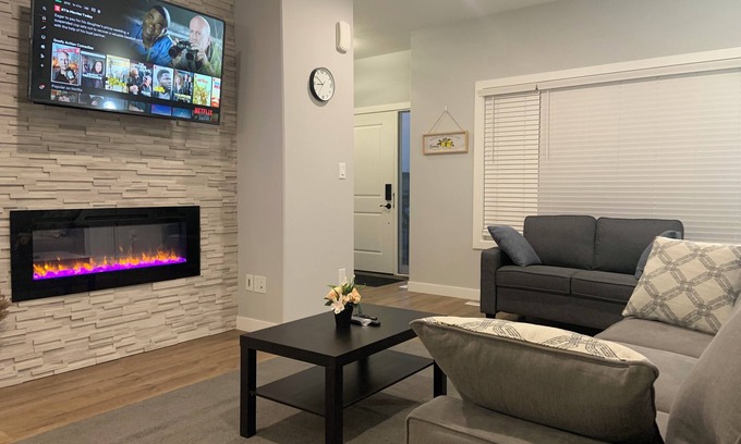 Regina House | Luxurious 3 BR Villa with free parking - King Bed