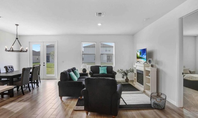 West Haven Apartment | Luxurious 3BR Home 10 miles from Disney!