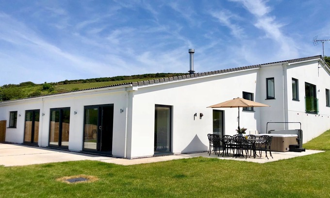 West Down House | Luxurious 4 Bed Property, All Ensuite, Pet Friendly, Jacuzzi Nearby