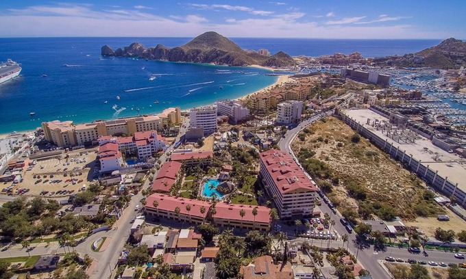 El Medano Ejidal Condo | Luxurious 4 Bedroom Condo in Downtown Cabo and Medano Beach