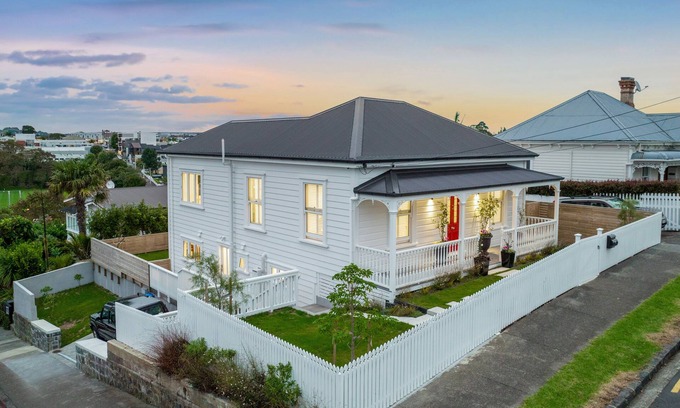 Kingsland House | Luxurious 5 Bed Grey Lynn House with views in Central Auckland Available to BUY.