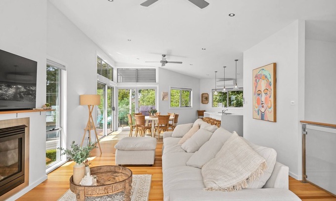 Avoca Beach House | Luxurious 5-Bed Home by Avoca Beach