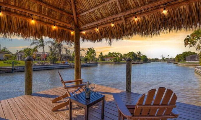 Caloosahatchee House | Luxurious 5 Star Gulf Access Canal home w boat lift, kayak lifts, pool, tiki hut
