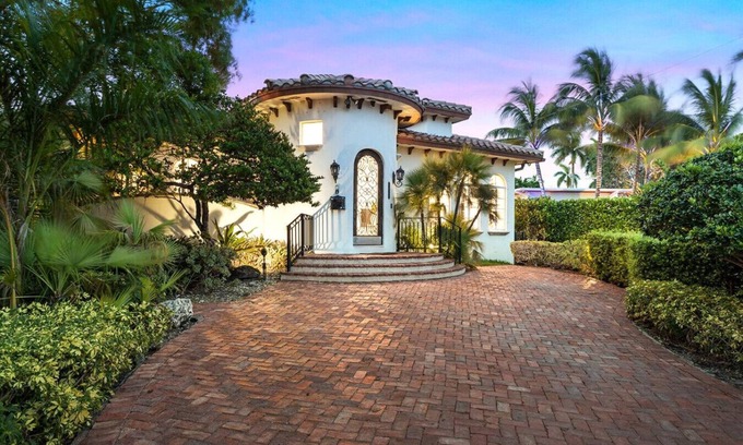 South Lake Villa | Luxurious 5BR/3BA Lakefront Villa near Beach