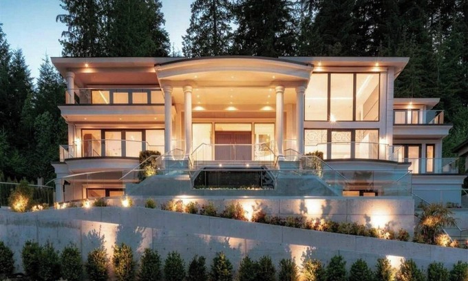 West Vancouver Villa | Luxurious 7-bedroom villa with AC, fitness room in enchanting West Vancouver