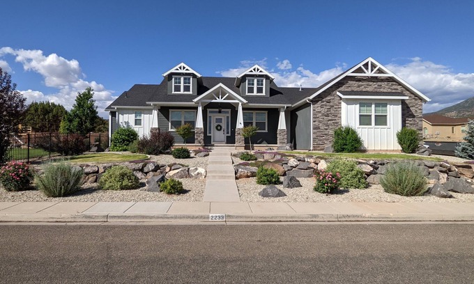 Cedar City House | Luxurious 7Bd, 4Bath w/Theatre, BunkRm, Huge Yard